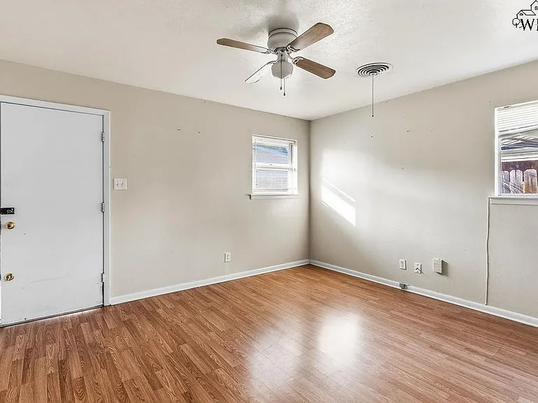 4202 Meadowbrook Dr — Photo 8