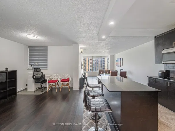 10 Martha Eaton Way #1811, Toronto, ON M6M 5B3