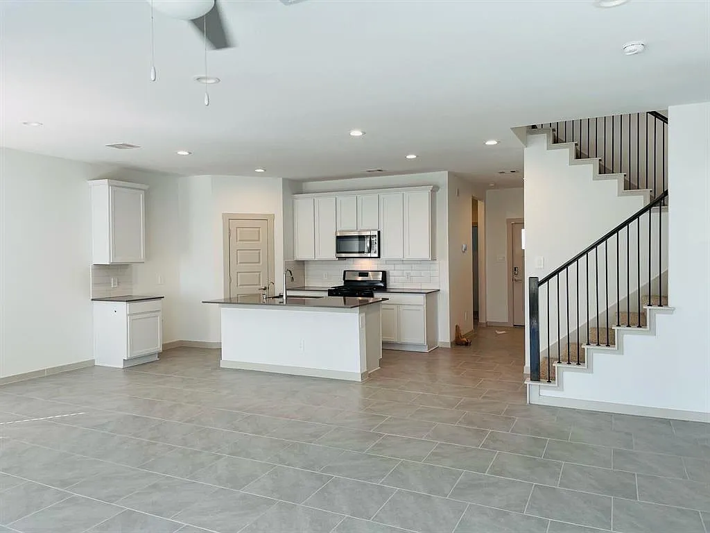 4 bed, 3.0 bath, 2175 sqft, $2,299 — Photo 4
