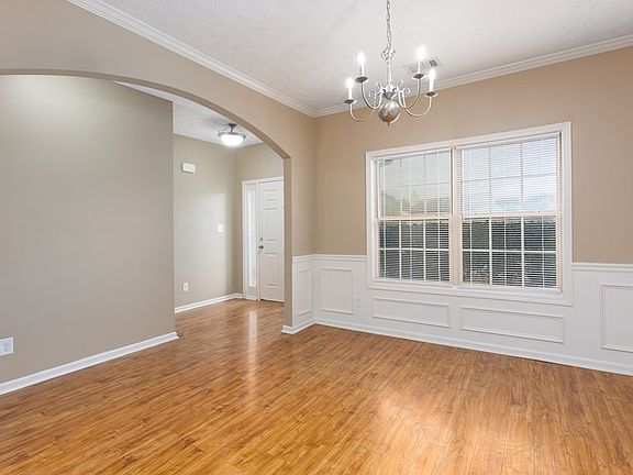 4th image of 402 Randell St