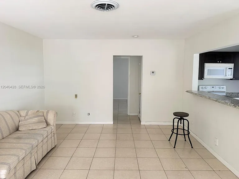 2801 NE 49th St #7 — Photo 2
