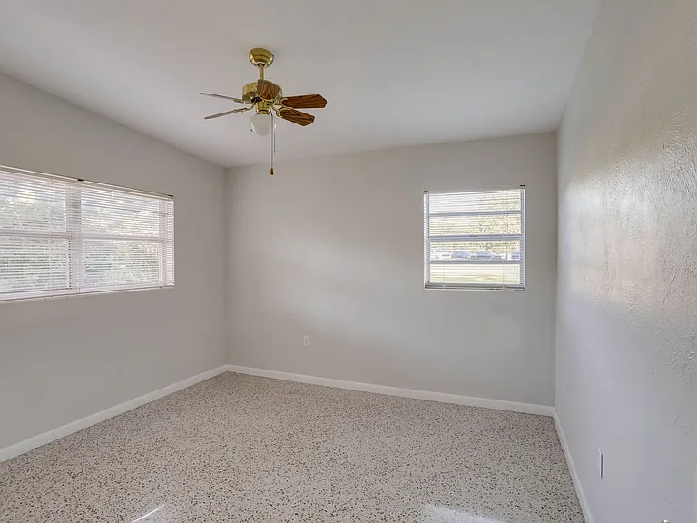 434 E Esther St — Photo 15