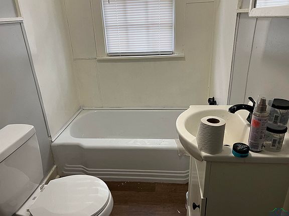 5th image of 504 W Grand Ave