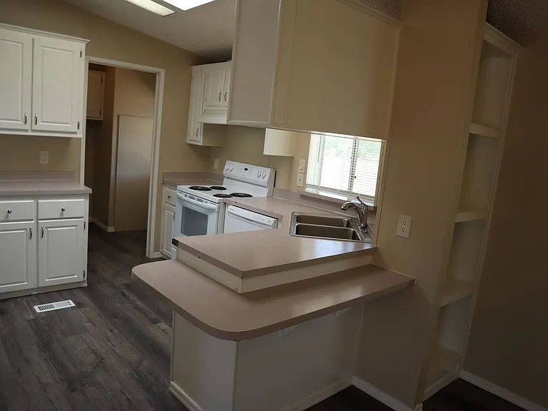 545 N Sabin St — Photo 11