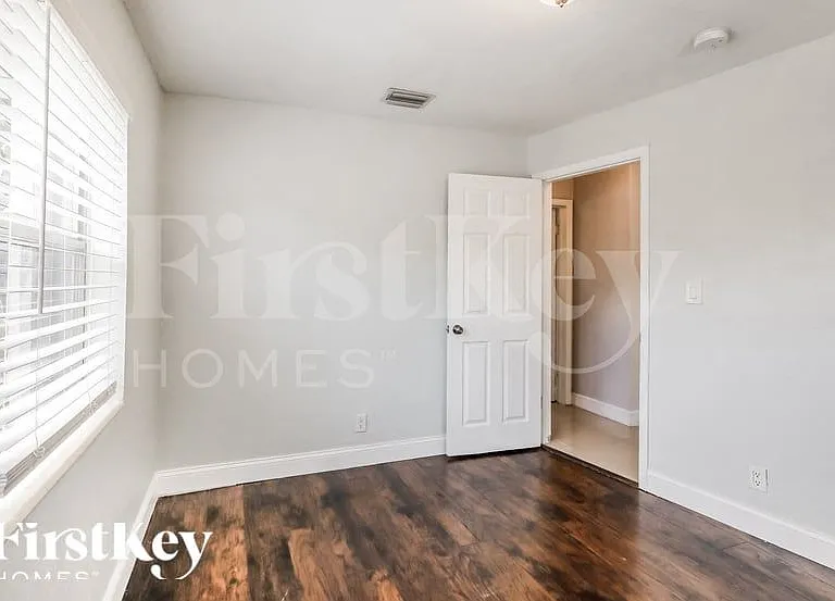 2550 NE 8th Ave — Photo 13