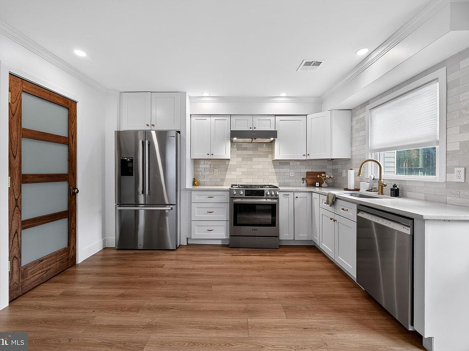 1st image of 10 E Sutton Ave
