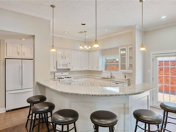 5th image of 1205 Brook Hollow Dr
