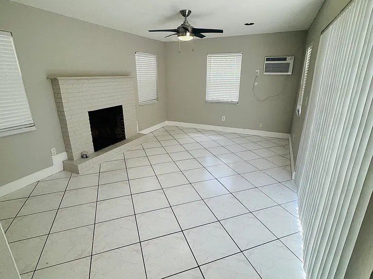1634 NE 6th St #2 — Photo 8