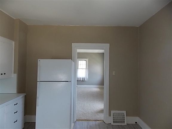 5th image of 307 N Ferry Dr