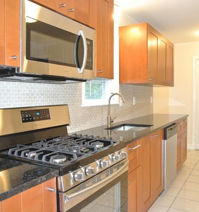 Gas stove and dishwasher, Granite counter tops and stainless steel appliances
