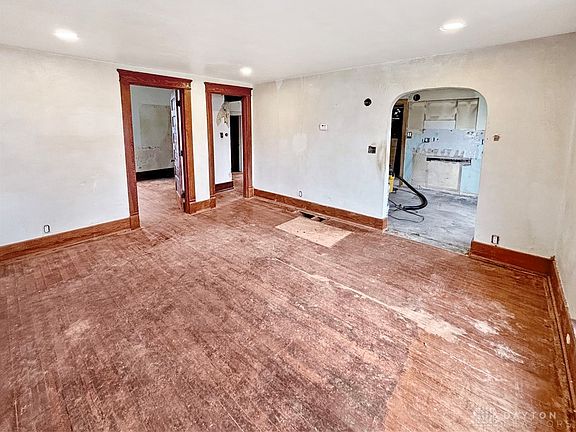 2nd image of 427 E 5th St