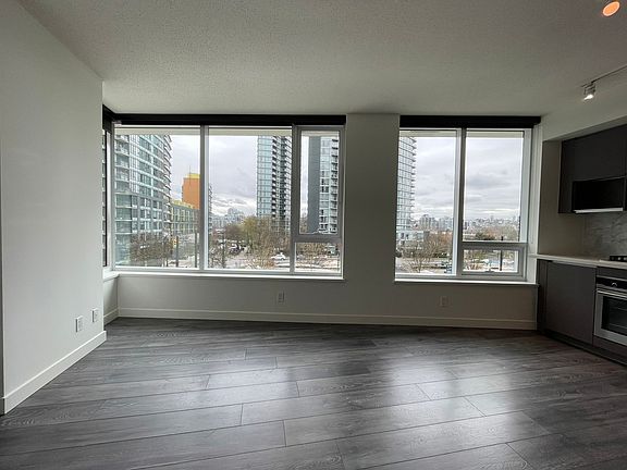 5th image of 38 Smithe St #353