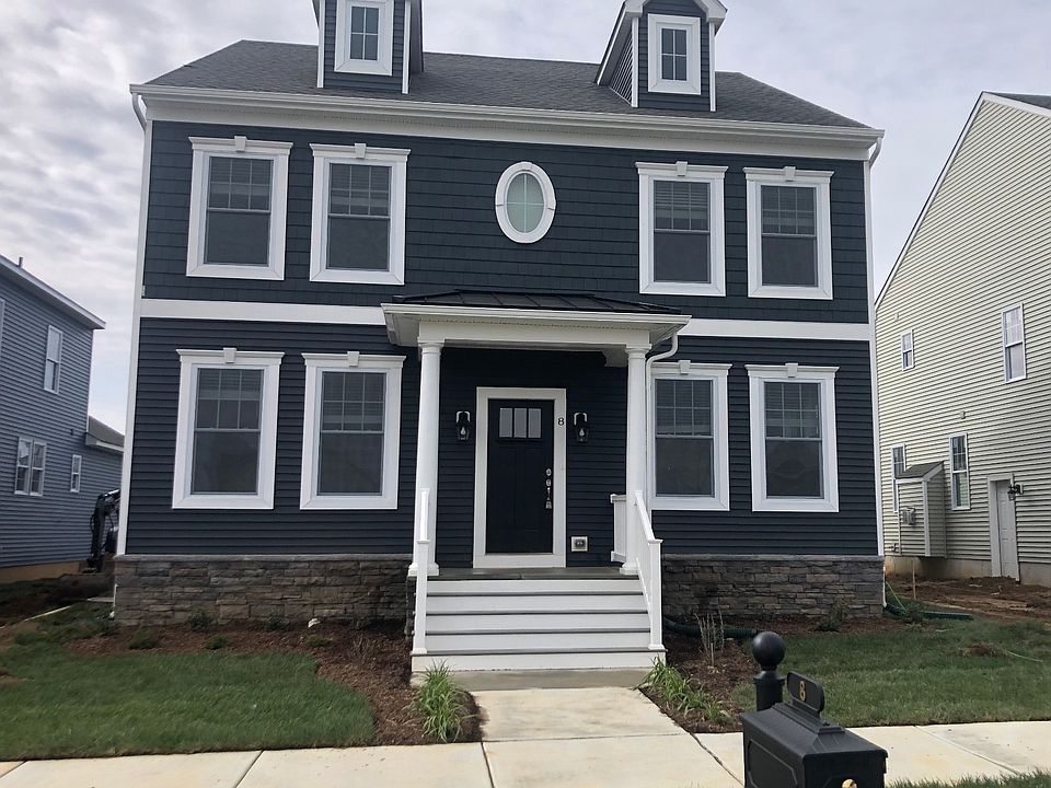 1st image of 8 Russell Square Dr