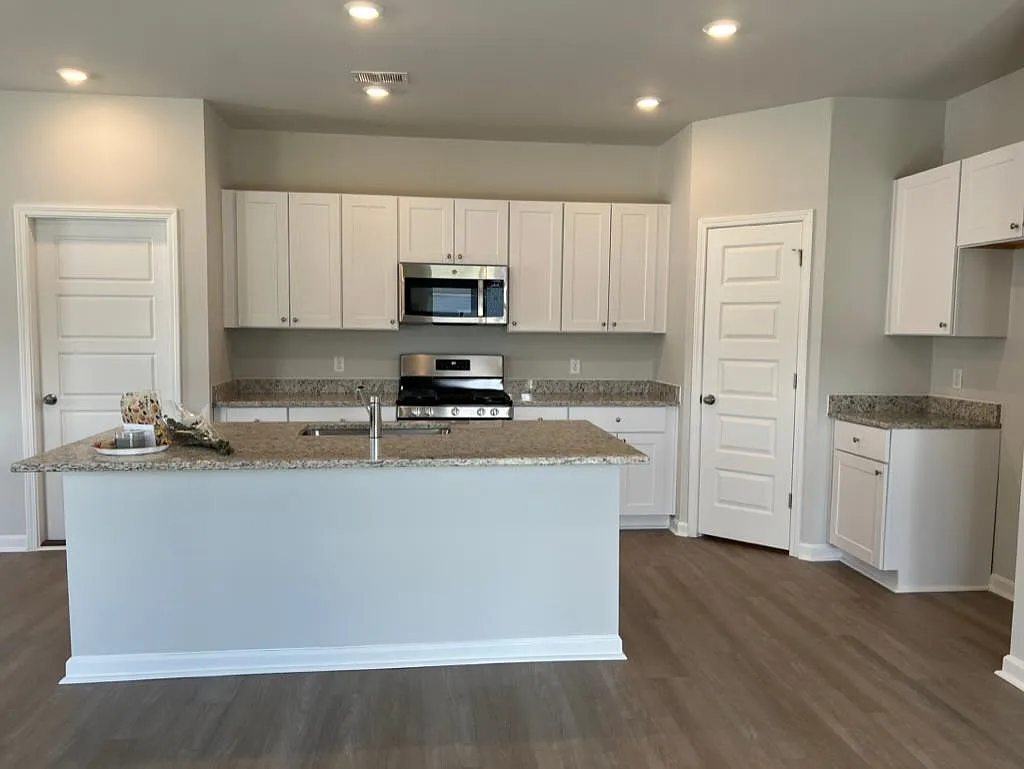 4 bed, 1840 sqft, $2,449 — Photo 3