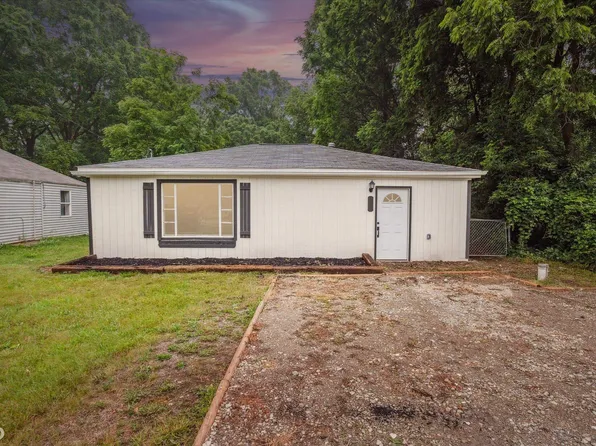 3221 E Hemphill Rd, Burton, MI 48529