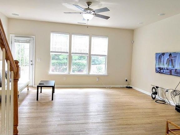 4th image of 1004 Garden Square Ln