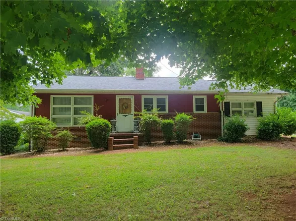 738 N Main St, Dobson, NC 27017