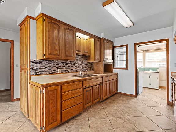 5th image of 1095 W 11th St