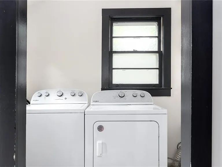 909 Austin Ave NE — Photo 26