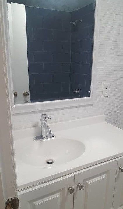 2nd image of 2121 W 8th St #2