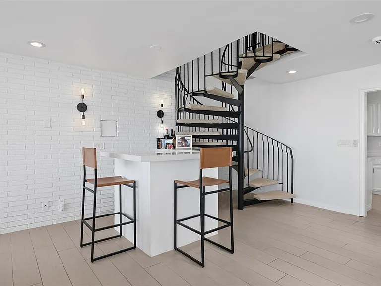 1202 E Balboa Blvd — Photo 10