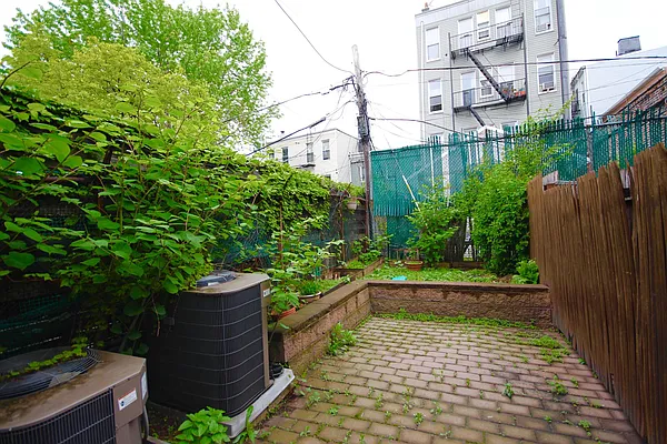 Rented by Nooklyn NYC LLC | media 18