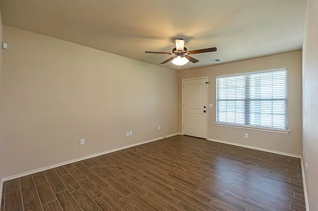 741 N Dallas Ave — Photo 7