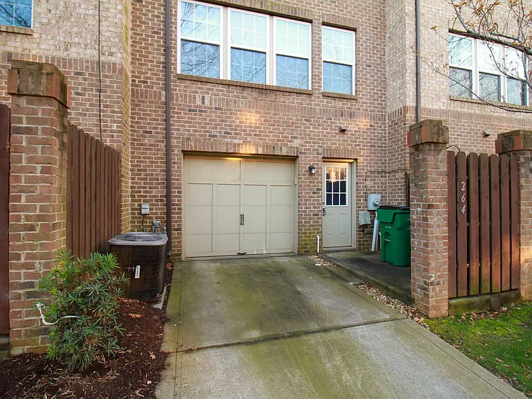 264 W Bland St — Photo 37
