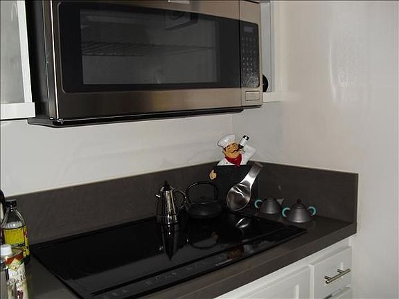 5th image of 838 N Doheny Dr APT 704