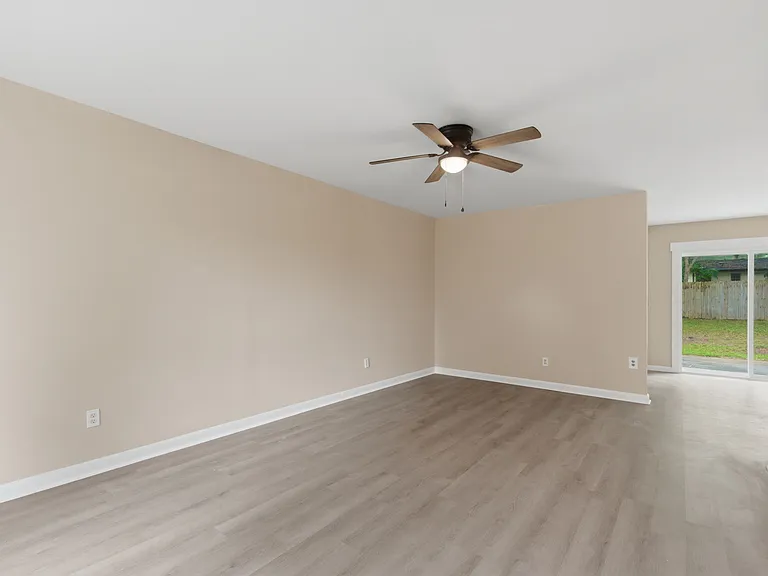 713 Lagoon Dr — Photo 3