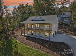 271 Greenstone Ln, Mills River, NC 28759