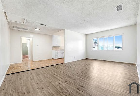 3rd image of 1521 W 102nd St APT 9