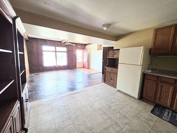 3rd image of 612 E Spring St
