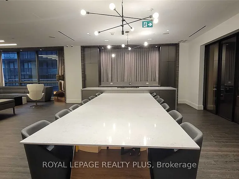 39 Roehampton Ave E #1807 — Photo 18
