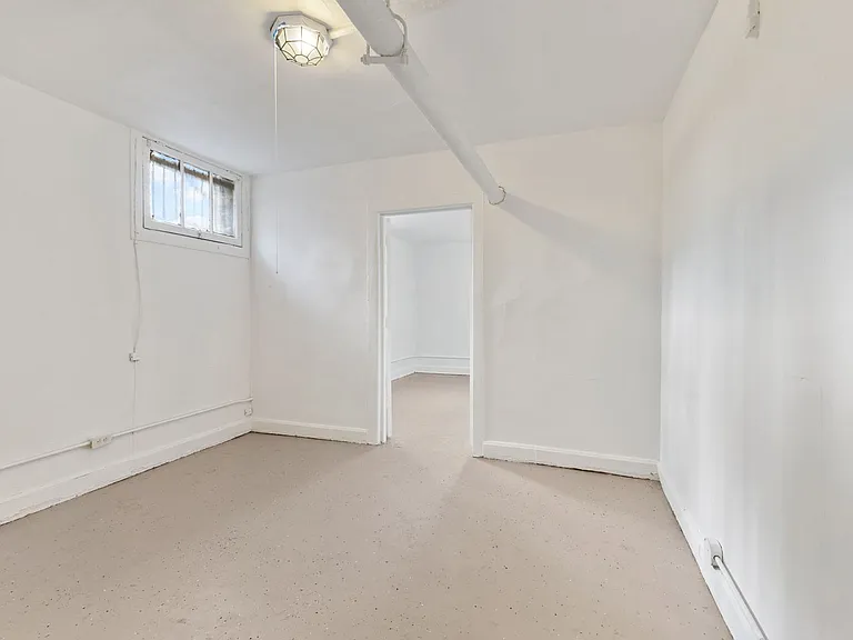Essex Apartments — Photo 18