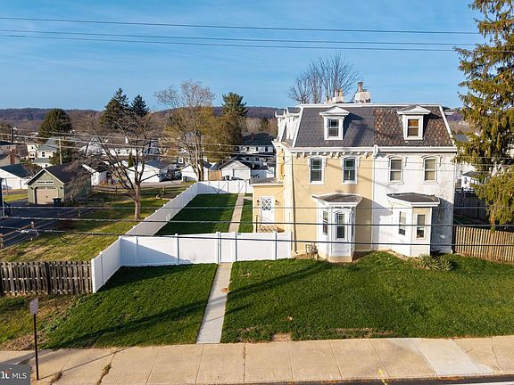 3rd image of 527 W Lancaster Ave