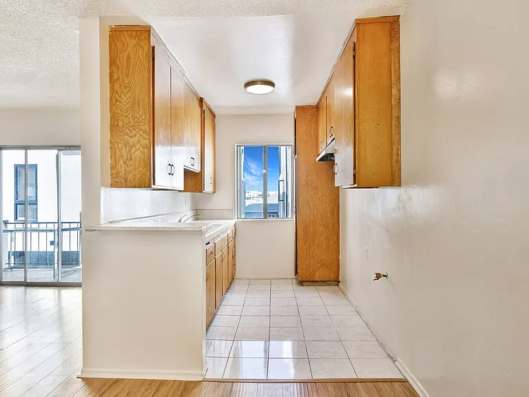4522 Saint Charles Pl #8 — Photo 8