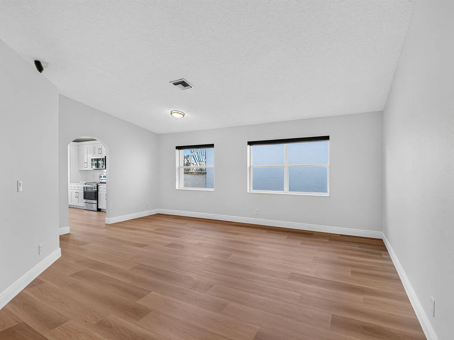 3 bed, 2.0 bath, 1864 sqft, $4,000 — Photo 3
