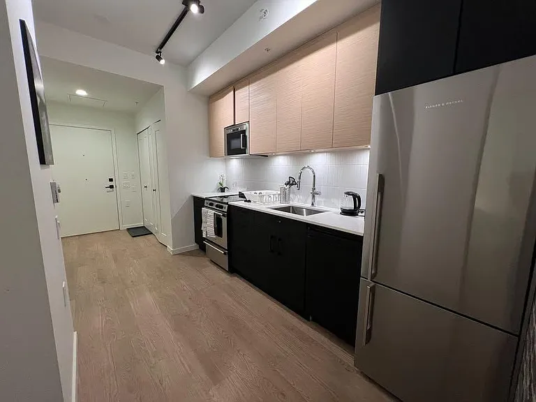 1649 Broadway E — Photo 2