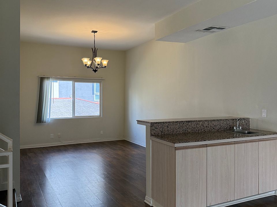 Dining area with a wet bar
