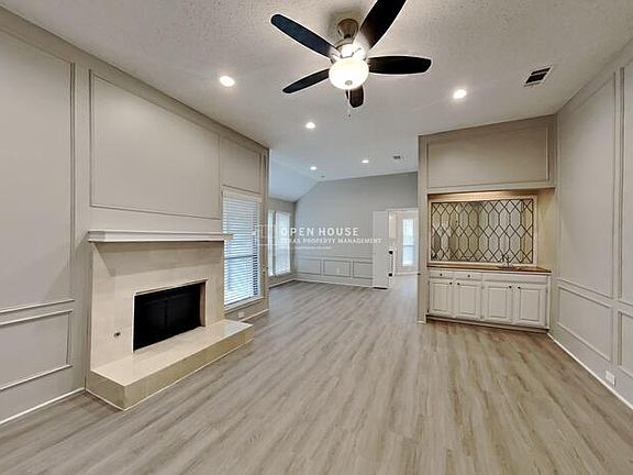 4th image of 1100 Pin Oak Ln