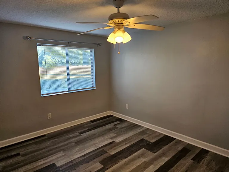 9510 Darien Ave — Photo 11