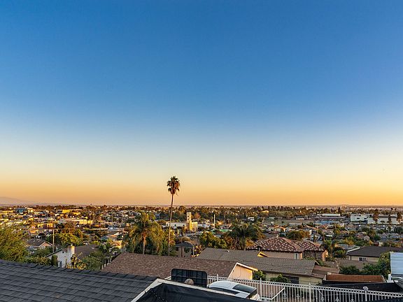 4th image of 731 3/4 N Bonnie Beach Pl