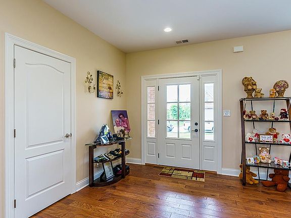 4th image of 509 Breezewood Cir