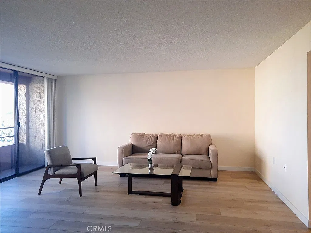 Studio, 500 sqft, $2,900 — Photo 2