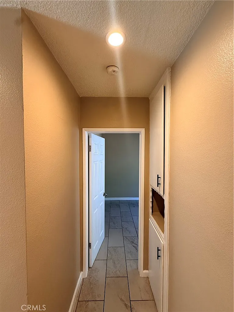 3 bed, 950 sqft, $3,700 — Photo 3