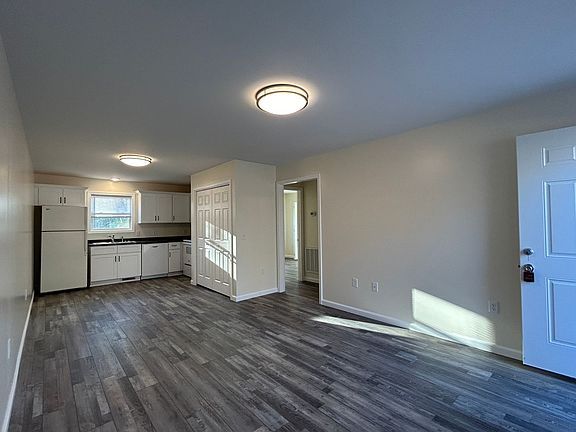 3rd image of 2301 Lakeland Dr APT 3