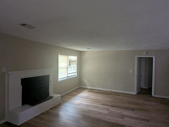 4th image of 336 Laurel Ln