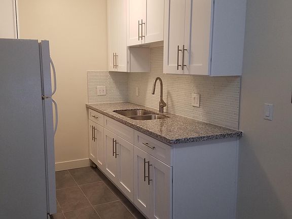3rd image of 91 N Mar Vista Ave APT 2