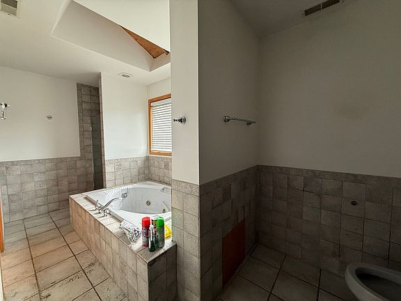 5th image of 2425 Hessing St
